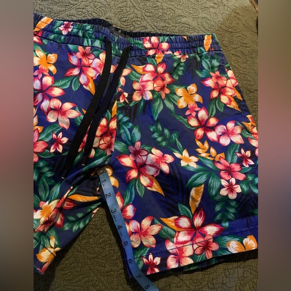 Tommy Hilfiger Floral Multicolor casual Hawaiian 🌺 Shorts men’s Medium - Picture 9 of 12